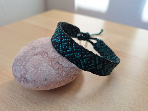 Macramé náramek černý se zeleným vzorem