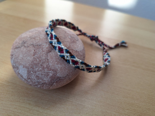 Macramé úzký náramek bílá s vínovou