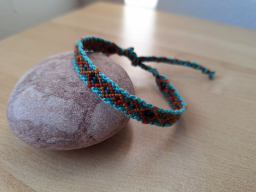 Macramé úzký náramek rezavý