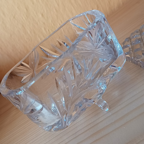 Broušená skleněná dóza na nožičkách s víčkem