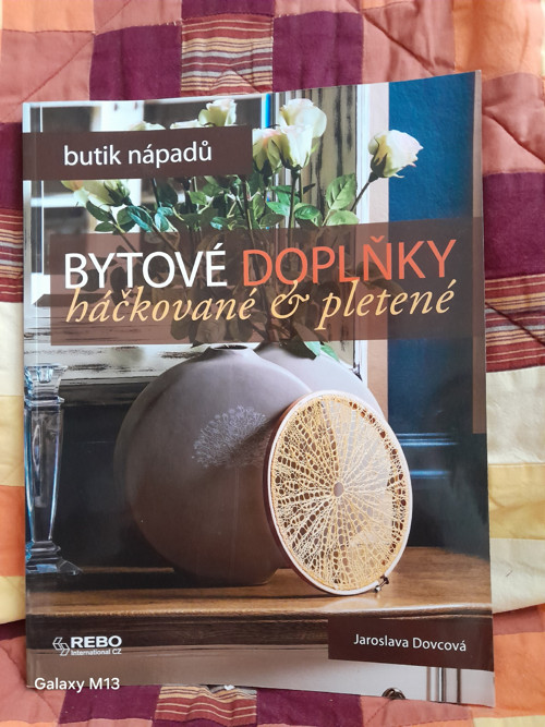 Bytové doplňky háčkované a pletené