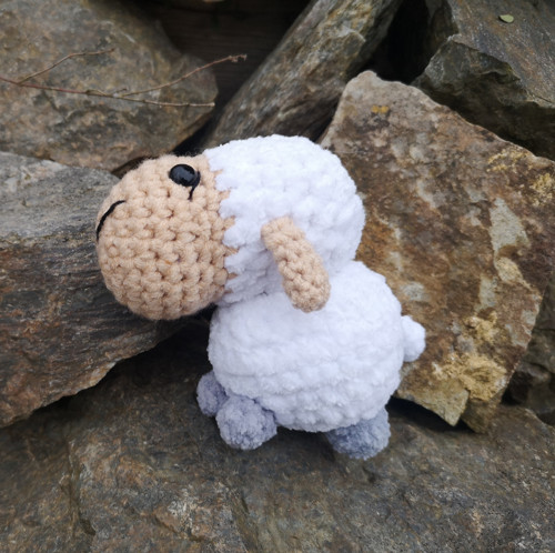 Ovečka výška 11 cm, délka 13,5 cm