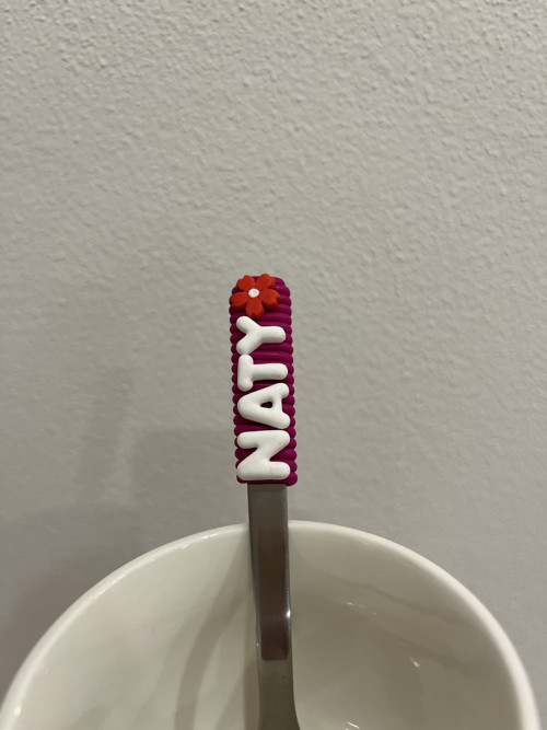 Lžička se jménem Naty a kytičkou