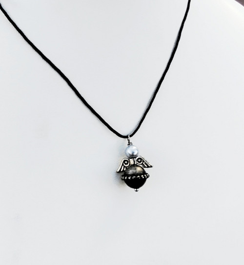 Anděl štěstí náhrdelník talisman na šňůrce