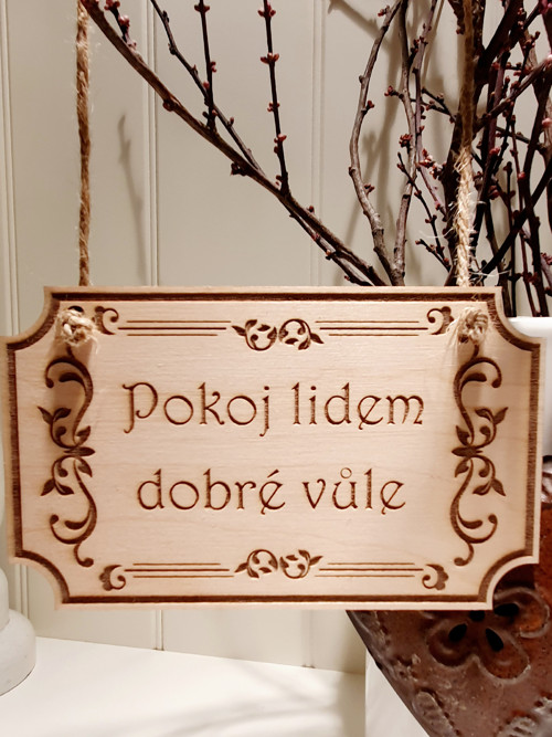 Dřevěná cedulka - Pokoj lidem dobré vůle