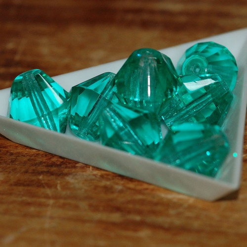 Velké smaragdové bicony 15 x 16 mm