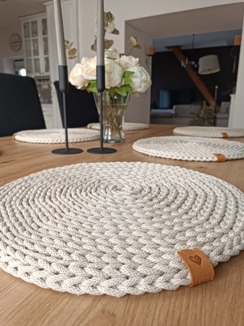 Háčkované prostírání - béžové průměr 36 cm