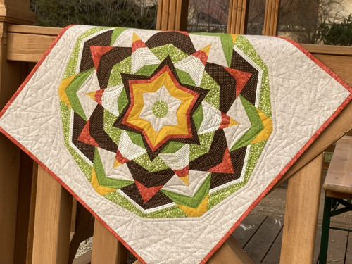 Patchworkový středový ubrus-jarní kaleidoskop ....