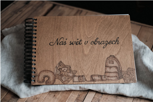 Dřevěné cestovatelské fotoalbum