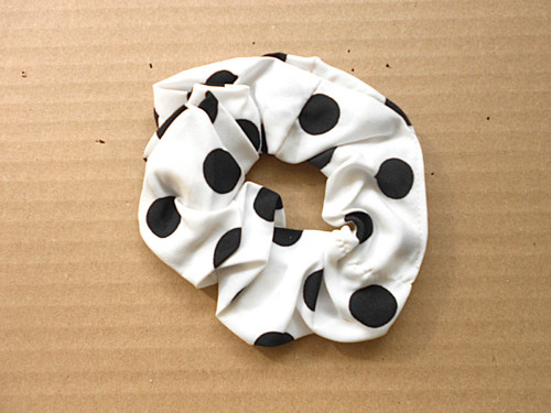 Gumička scrunchie do vlasů, s puntíky