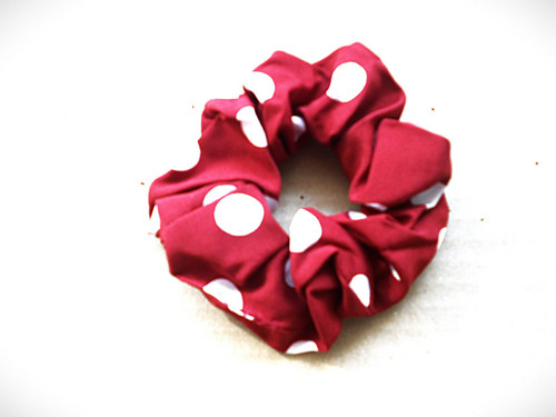 Gumička scrunchie do vlasů, s puntíky