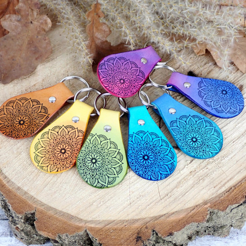Kožený přívěsek na klíče - mandala