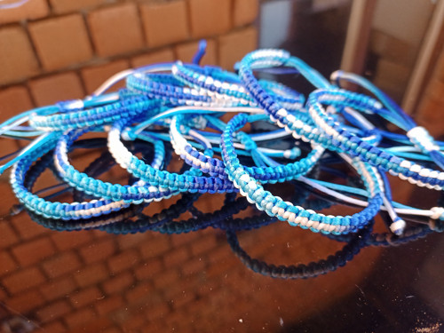 Saténový modrý náramek ombré