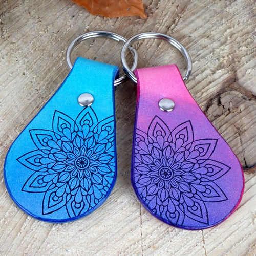 Kožený přívěsek na klíče - mandala