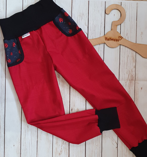 Jarní/podzimní softshell kalhoty červená/berušky