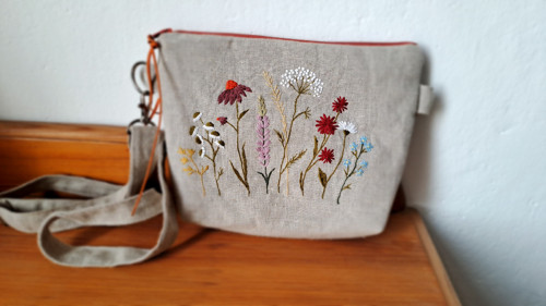 Lněná kabelka s ruční výšivkou – přírodní elegance