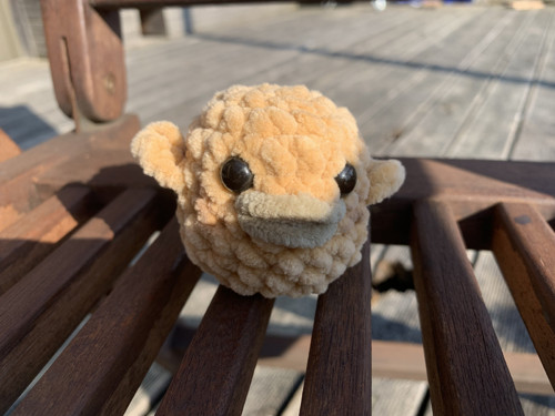 Háčkovaný ptáček mini hnědý — foto 1