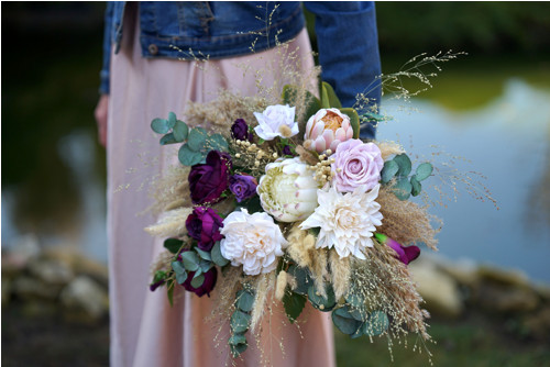 Svatební kytice v boho stylu ve fialové