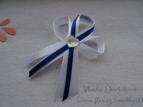Vývazek bílý s AB srdíčkem - modrá 415