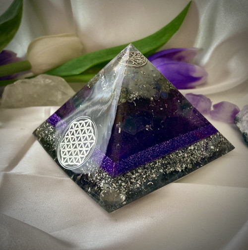 Fialová orgonitová pyramida