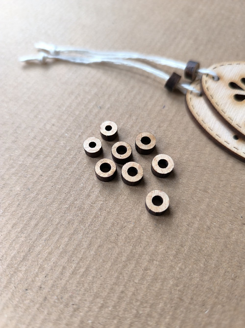 Dřevěné korálky 8mm s průvlekem 4mm (20 ks)