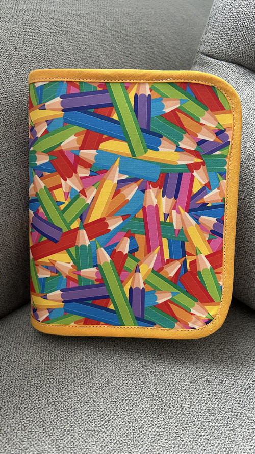 Školní penál velmi prostorný - pastelky