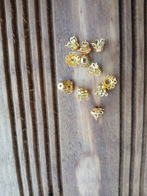 Kovový kaplík ve filigránovém stylu 6,5 x 4,5 mm