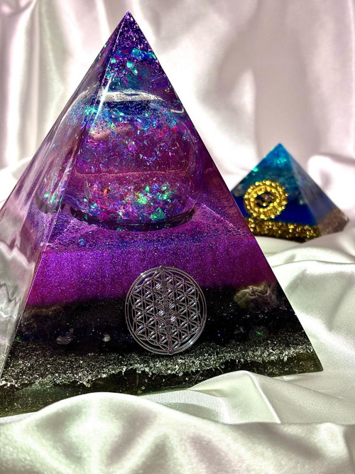Orgonitová pyramida s tekutým jádrem