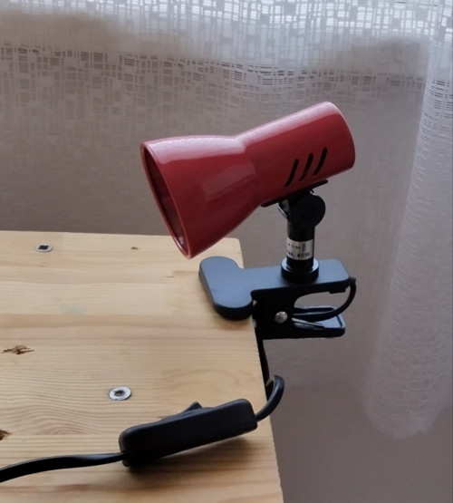 Lampička na pracovní stůl upínací červená