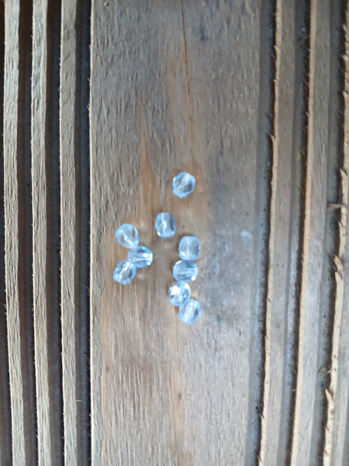 Skleněný korálek o průměru 4 mm - modrý