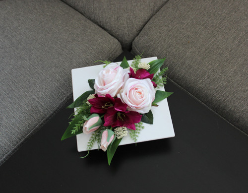 Ikebana s růžemi a alstromeriemi — foto 1