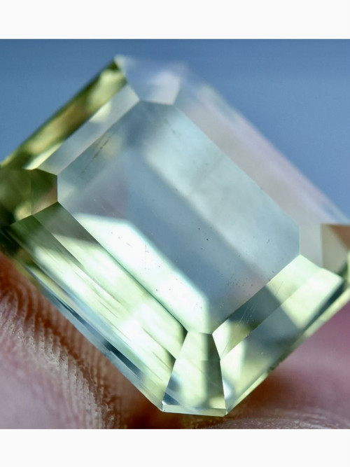 SKAPOLIT žlutý-šperk. drahokam,3.30 Ct. AFGÁNISTÁN