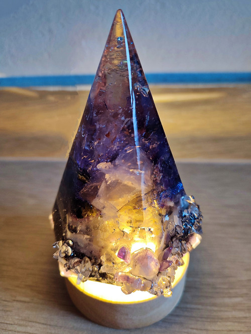 Orgonit podsvícený jehlan, ametyst — foto 1