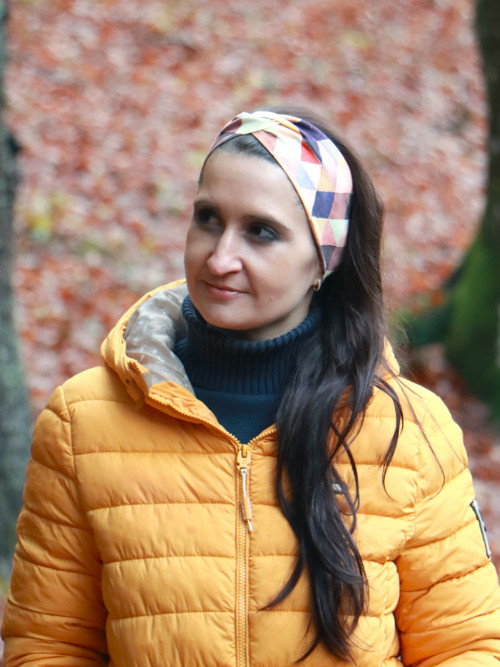 Prekrížená úpletová čelenka trojuholníky hnedé