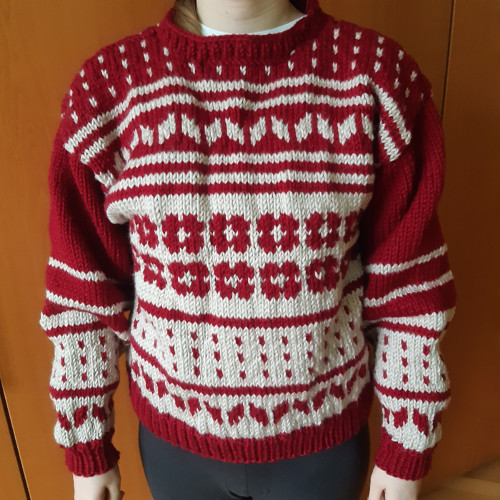 Kratší svetřík vzorovaný
