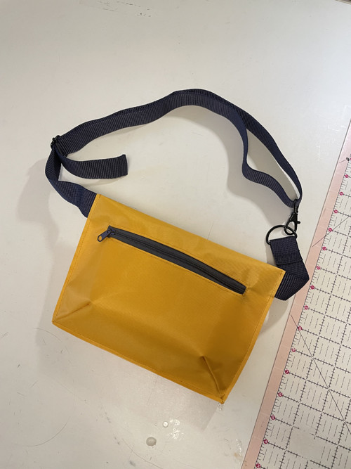 Crossbody ve žluté