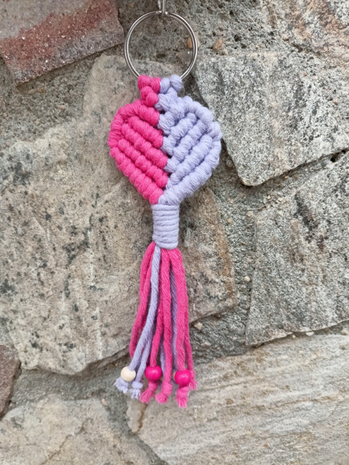 Klíčenka srdce, malinová a fialová, macramé