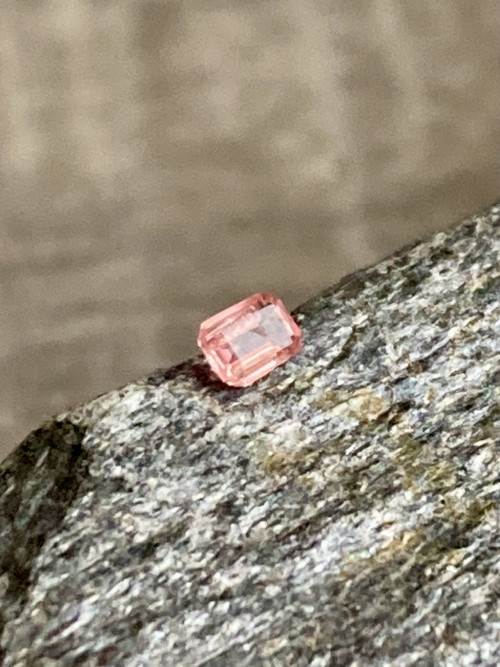 VAYRYNENIT- vzácný drahokam, 0,075 Ct, Pákistán