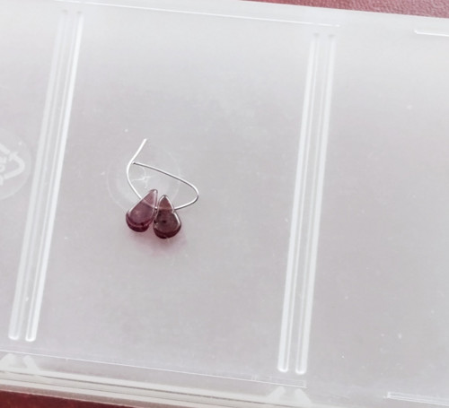 Granát vrtaná kapka cca 8 x 5 mm /2 kusy