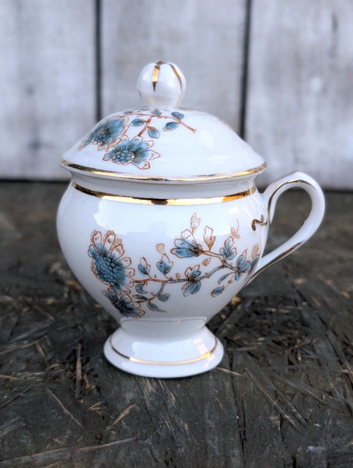 Vintage porcelánový hrnek s pokličkou.