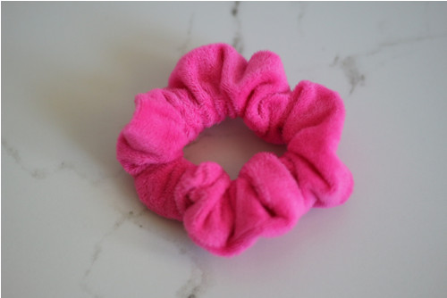 Plyšová gumička do vlasů - scrunchie