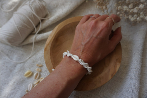 Macramé náramek Cowrie (B) — foto 1