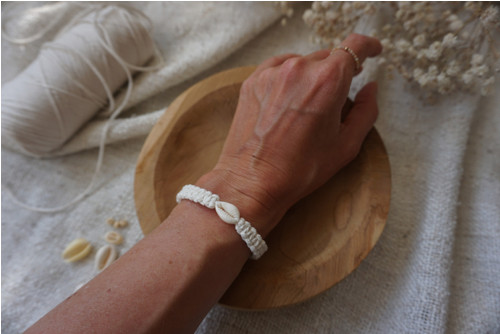 Macramé náramek Cowrie (D) — foto 1