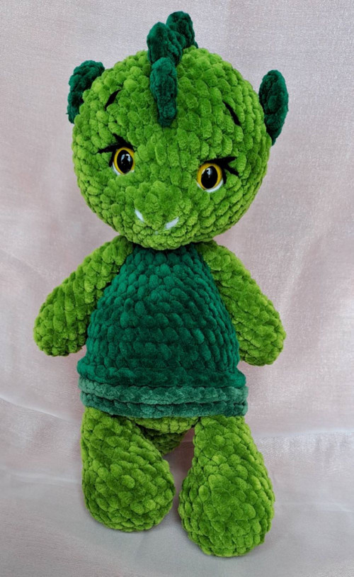 Háčkovaný dinosaurus v šatech