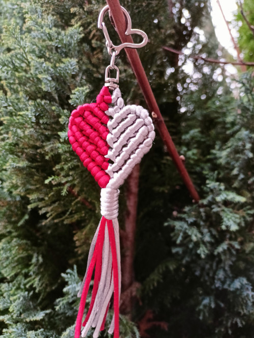 Klíčenka srdce, červená a stříbrná, macramé