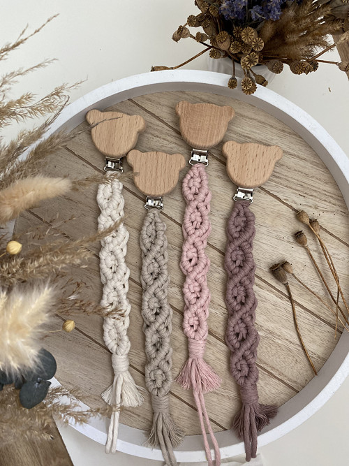 Macrame klip na dudlík - MEDVÍDEK -poslední kusy