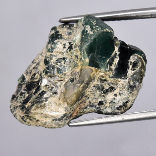 Smaragd v hornine 9,76 ct, 19,5x15,5 mm