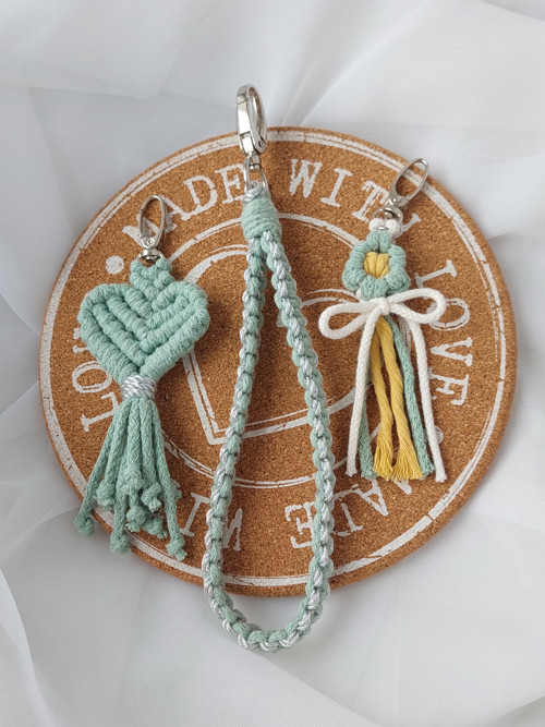 Jarní sada macrame klíčenek Zeleno-stříbrná