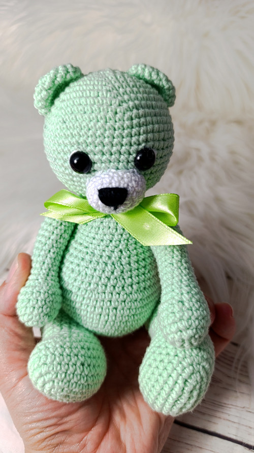 Háčkovaný mintový medvídek 18cm