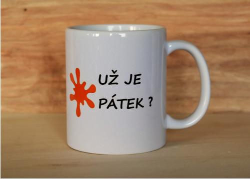 Hrnek s potiskem - už je pátek?
